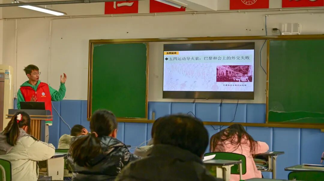 一群人在房间里AI 生成的内容可能不正确。