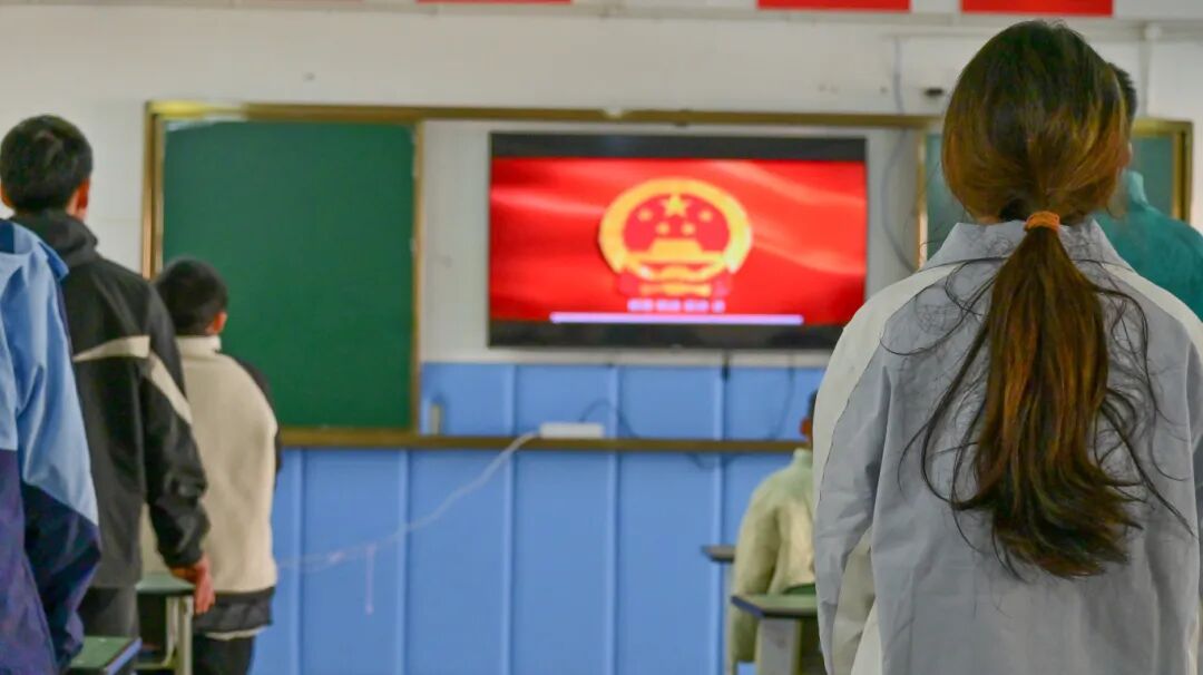 人们在看台上AI 生成的内容可能不正确。