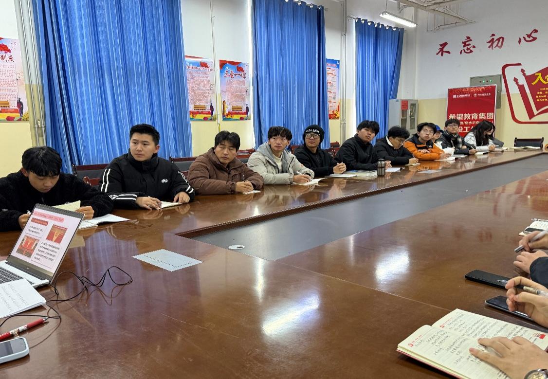 桌子上有许多人在餐厅里AI 生成的内容可能不正确。