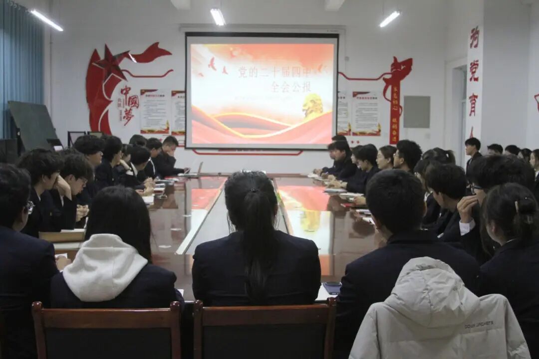 会议室里的人们AI 生成的内容可能不正确。