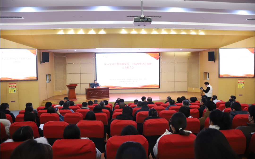 会议室里的人们AI 生成的内容可能不正确。