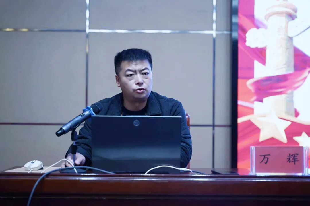 电脑前的人AI 生成的内容可能不正确。