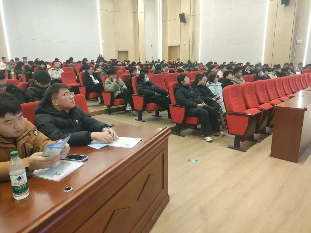 会议室里的人们AI 生成的内容可能不正确。