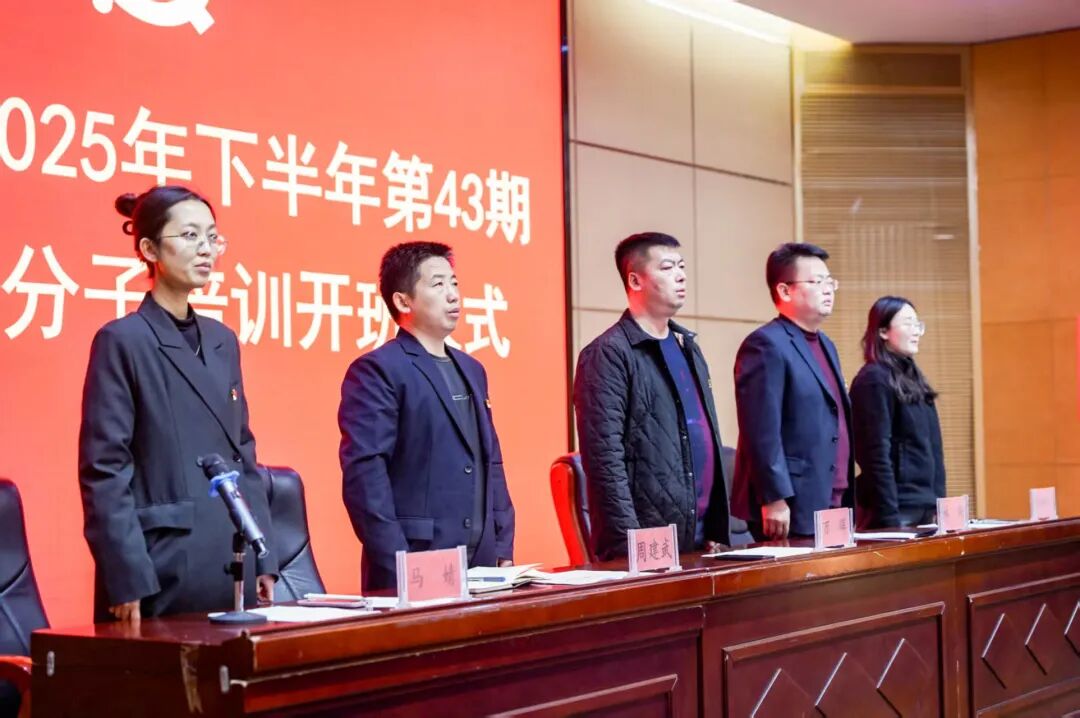 一群人站在柜台旁AI 生成的内容可能不正确。