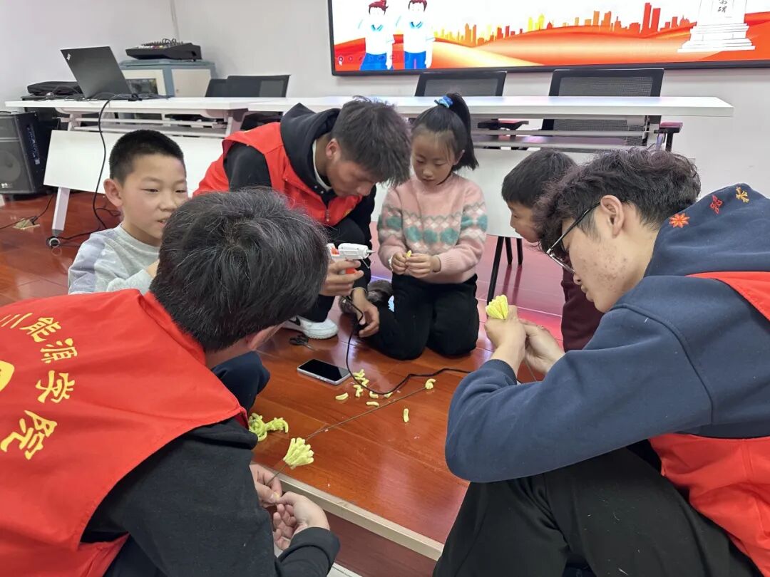 一群人在餐厅AI 生成的内容可能不正确。