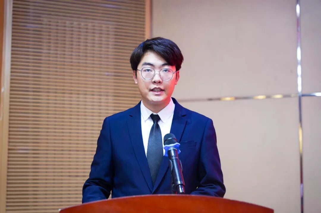 桌子前坐着穿西装的男人AI 生成的内容可能不正确。