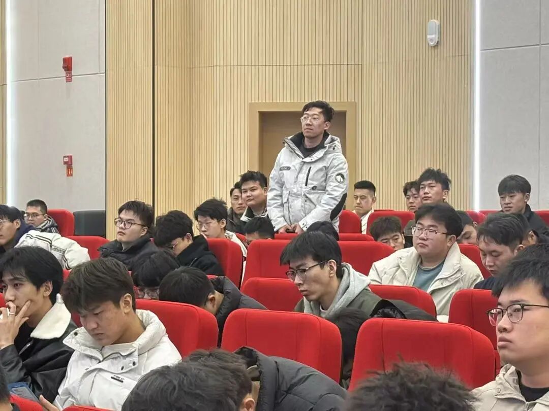 一群人正在听演讲AI 生成的内容可能不正确。