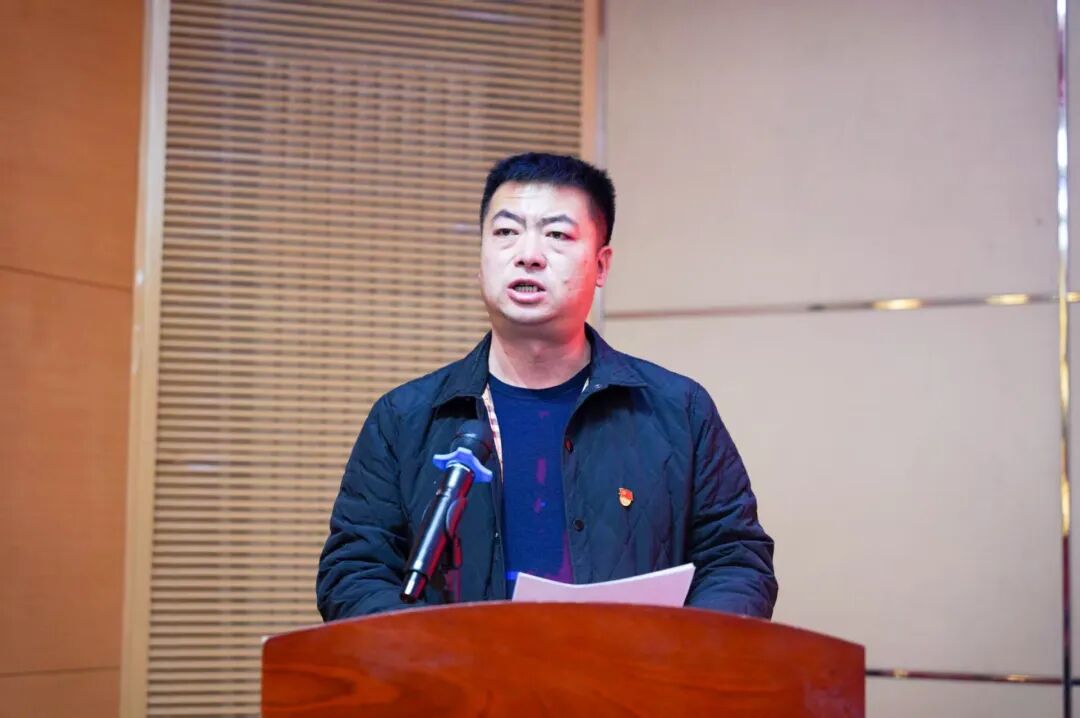 男人站在桌子上AI 生成的内容可能不正确。