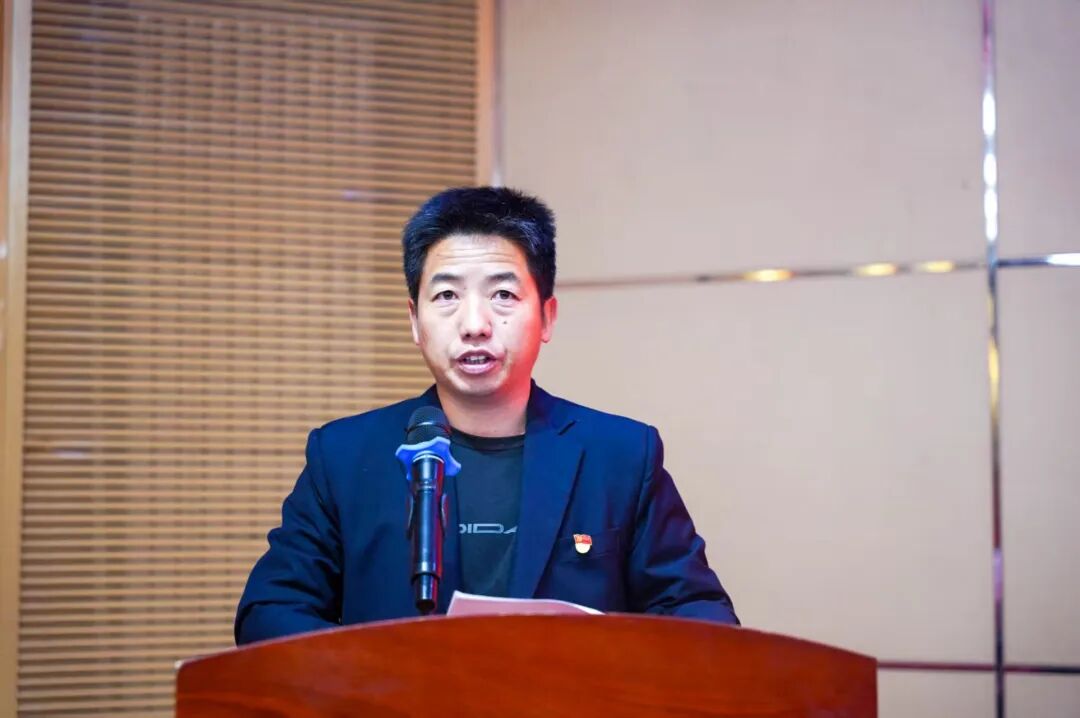 穿着蓝色衣服的男人AI 生成的内容可能不正确。