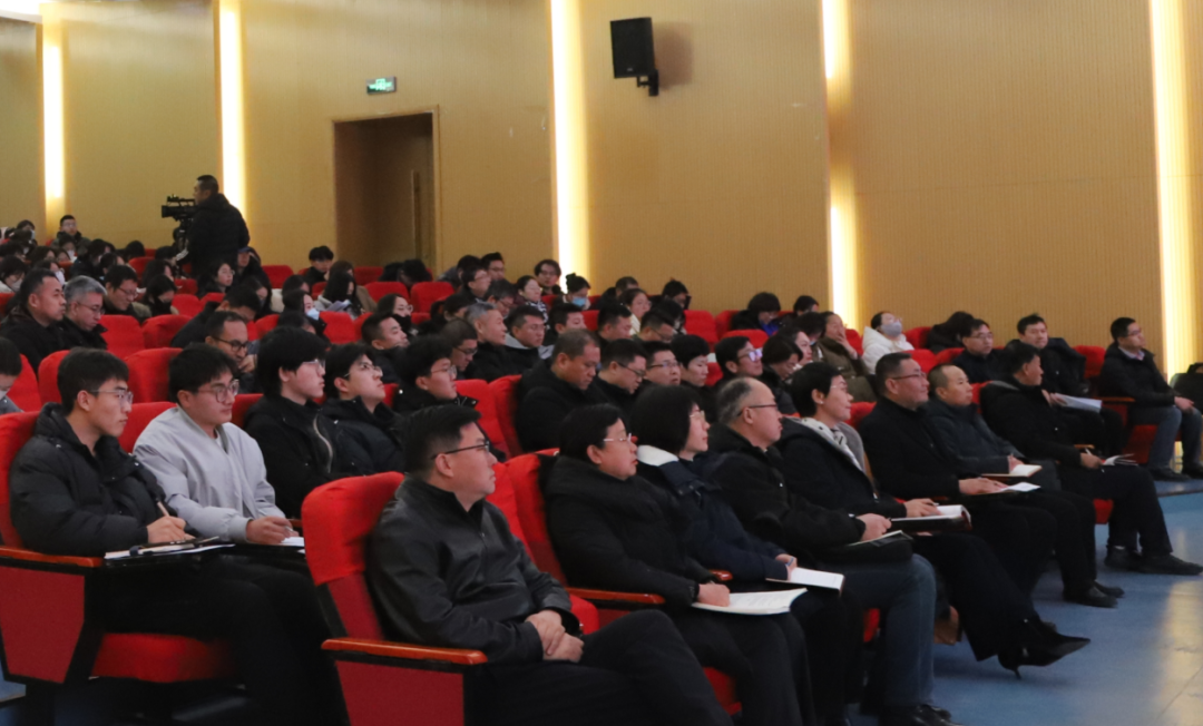 一群人在房间里AI 生成的内容可能不正确。