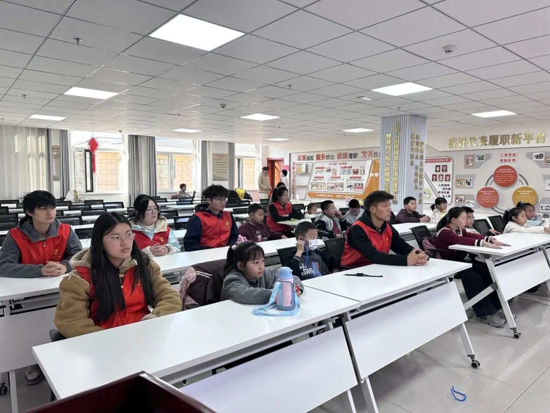 一群人站在桌子边AI 生成的内容可能不正确。