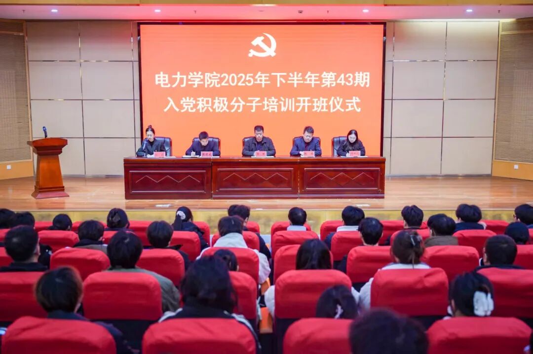 图片包含 建筑, 火车, 礼堂, 小孩AI 生成的内容可能不正确。