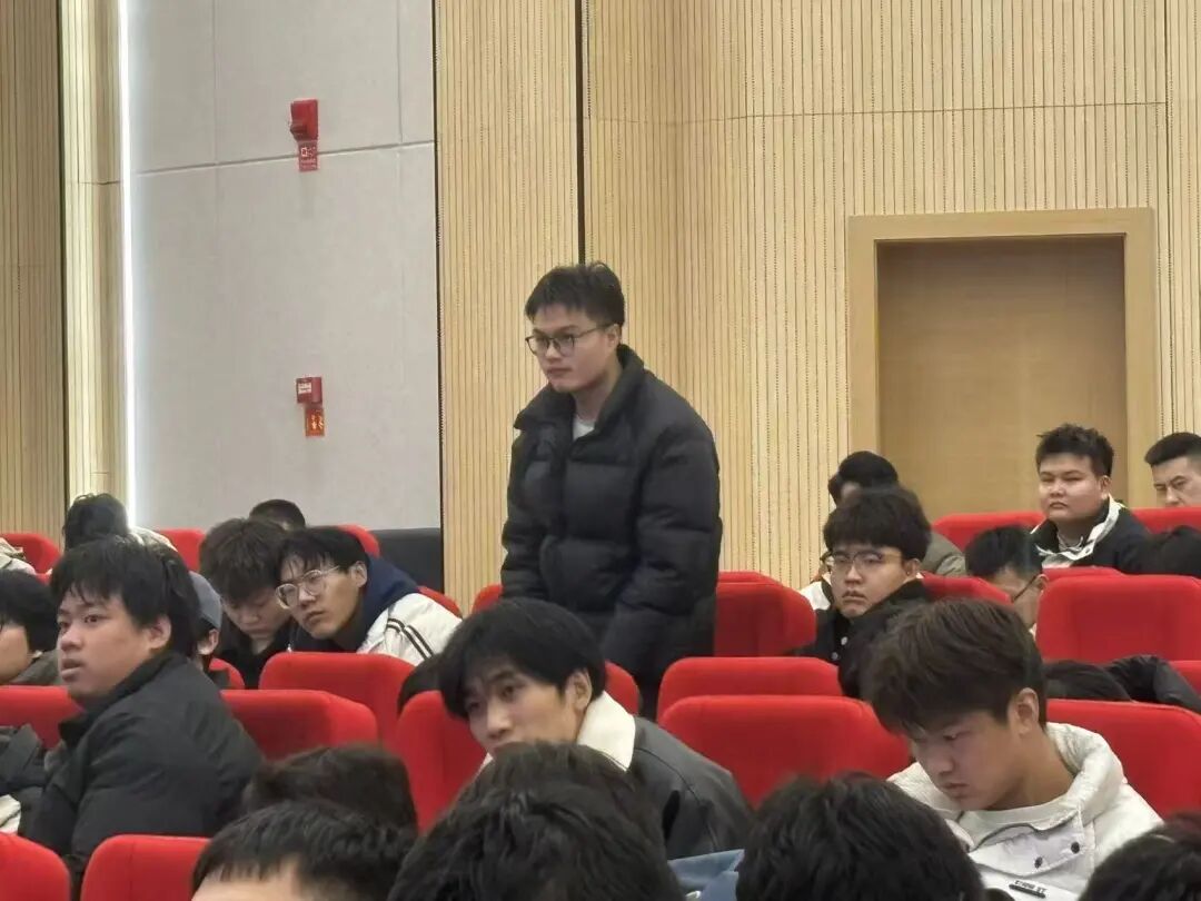 会议室里的人们AI 生成的内容可能不正确。