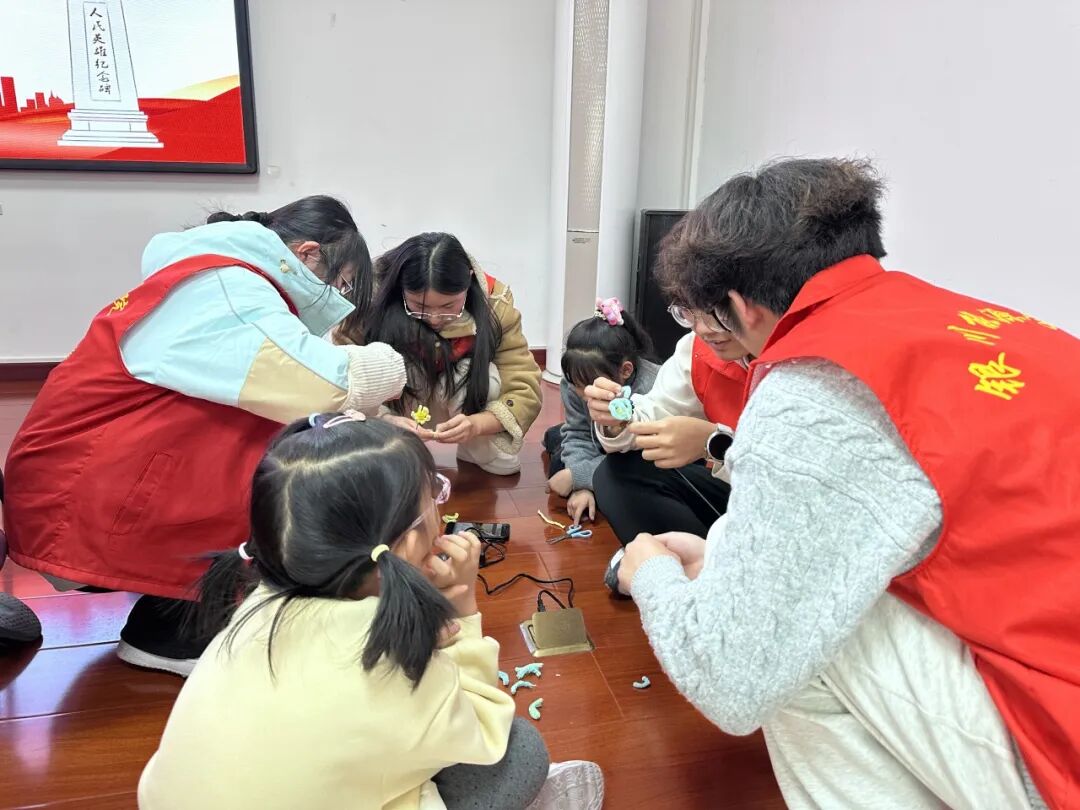 一群人正在聊天AI 生成的内容可能不正确。