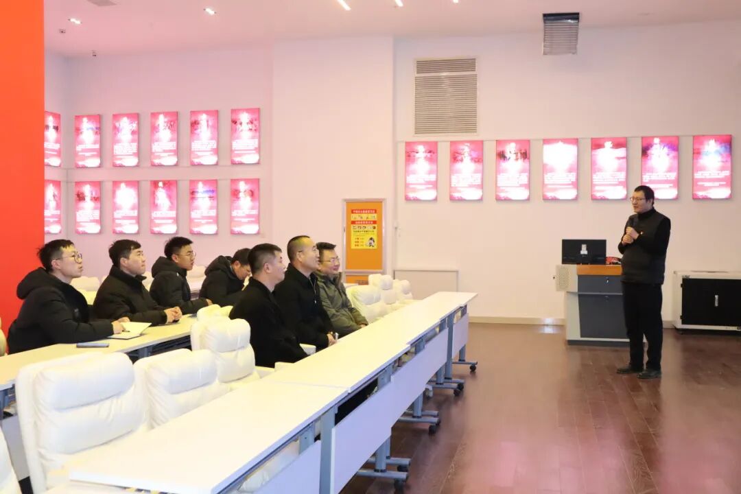 人们在房间里AI 生成的内容可能不正确。