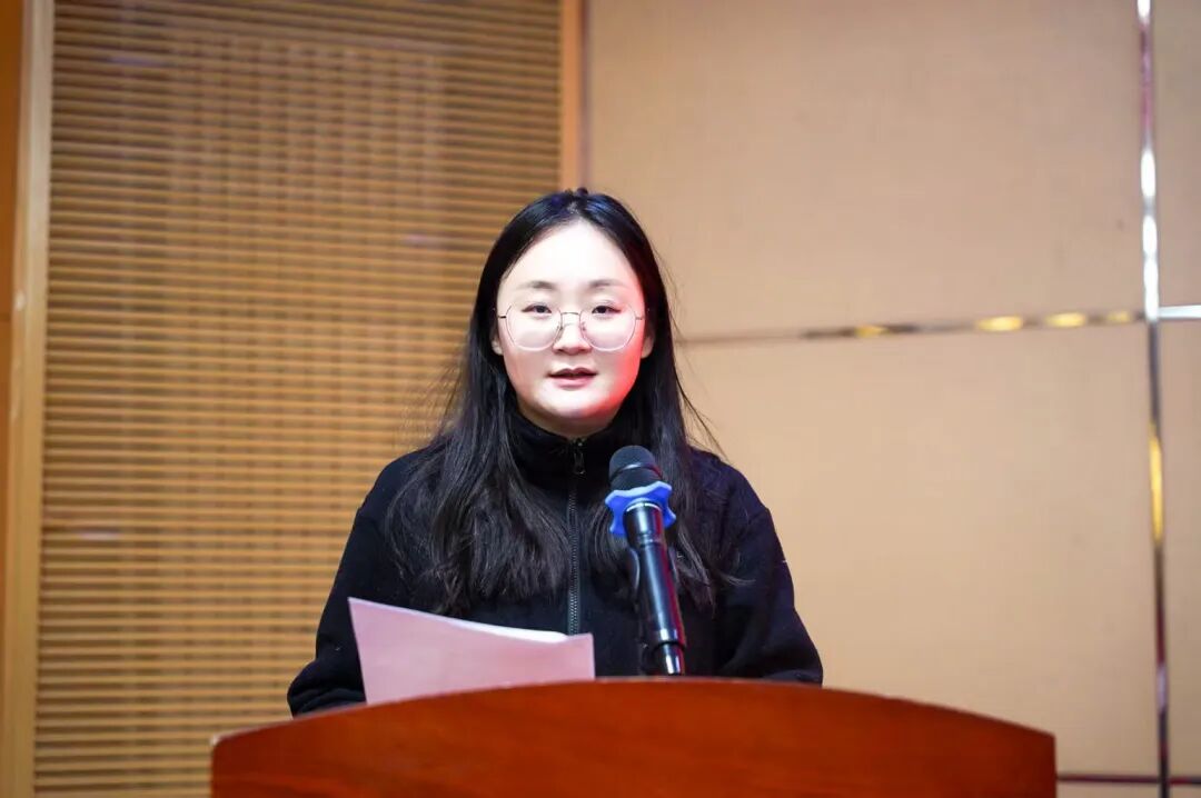 穿着黑色衣服的女人AI 生成的内容可能不正确。