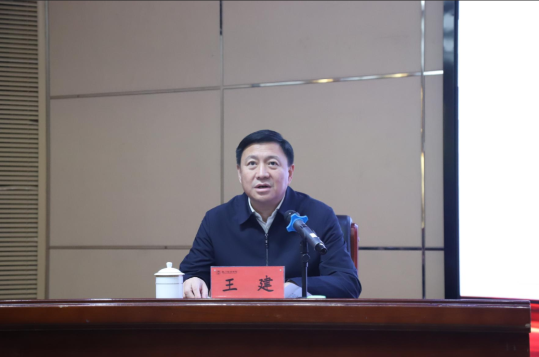 柜台前的男人AI 生成的内容可能不正确。