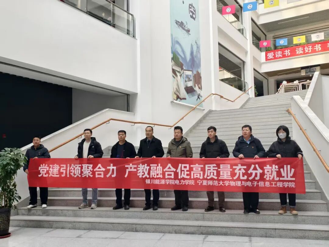 建筑前的广场上有许多人AI 生成的内容可能不正确。