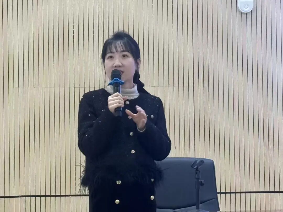 穿着西装笔挺的男子手里拿着照相机AI 生成的内容可能不正确。